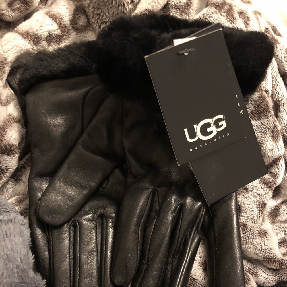 Black leather UGG  gloves lined in cashmere.